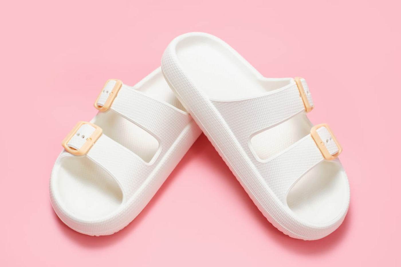 Papuci dama - evoluţia unui accesoriu casual în moda urbană modernă